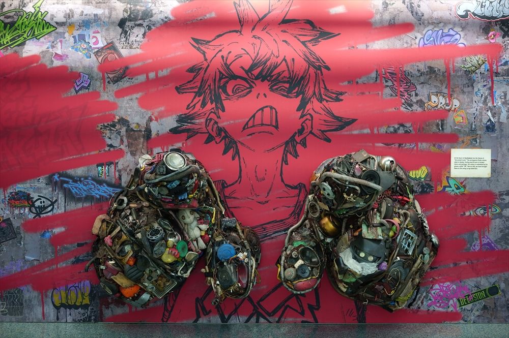 Referência visual de Gachiakuta com grafite e objetos de sucata