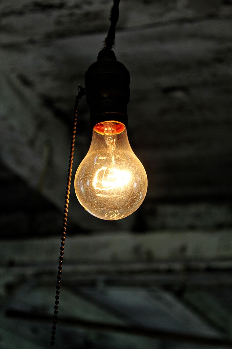 Lâmpada incandescente acesa