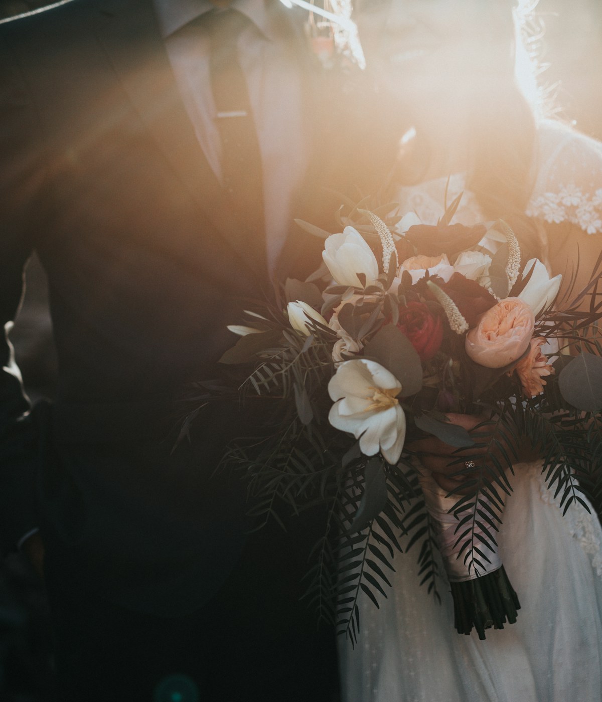 Casal em fotografia de casamento