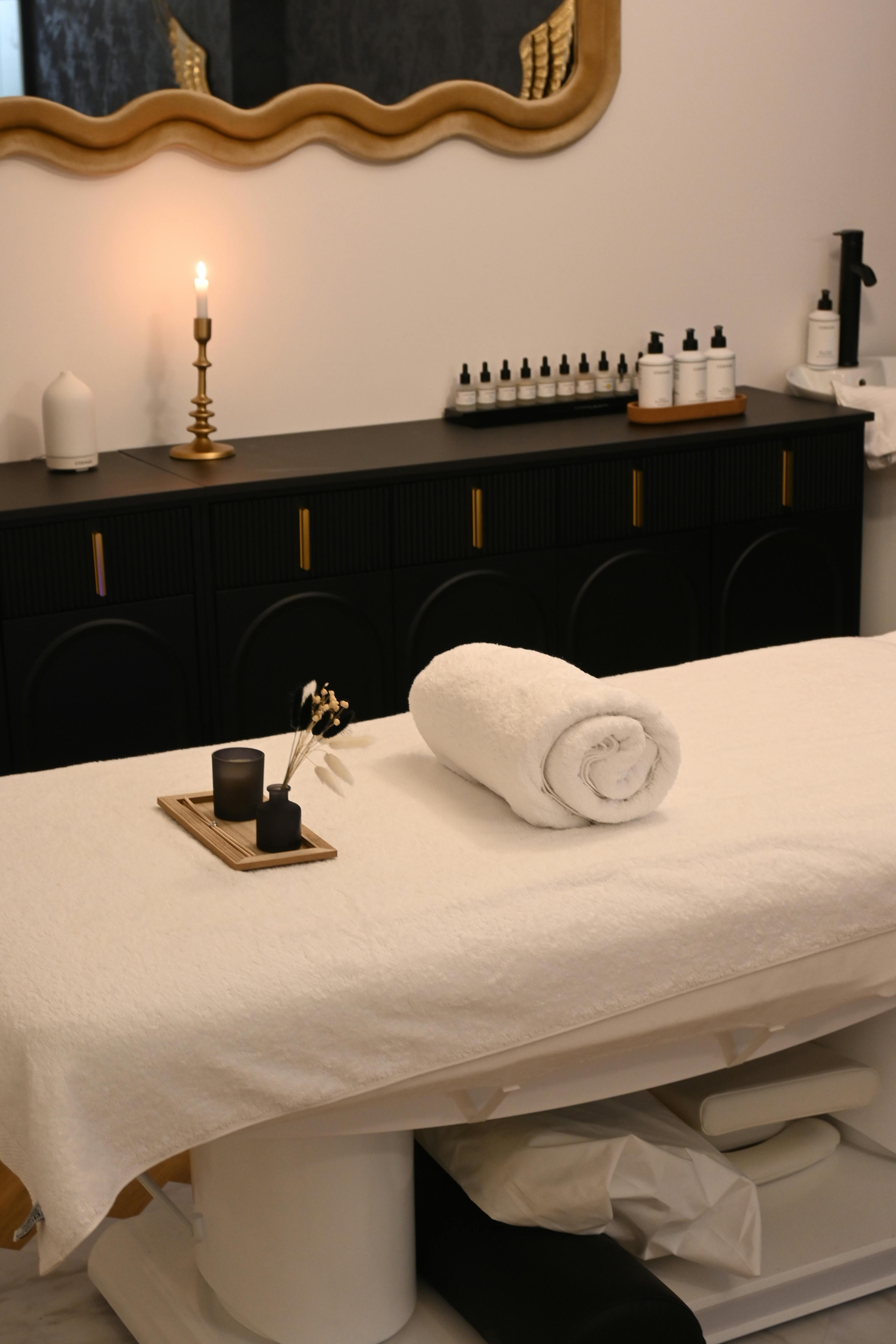 Ambiente de massoterapia com maca e decoração suave