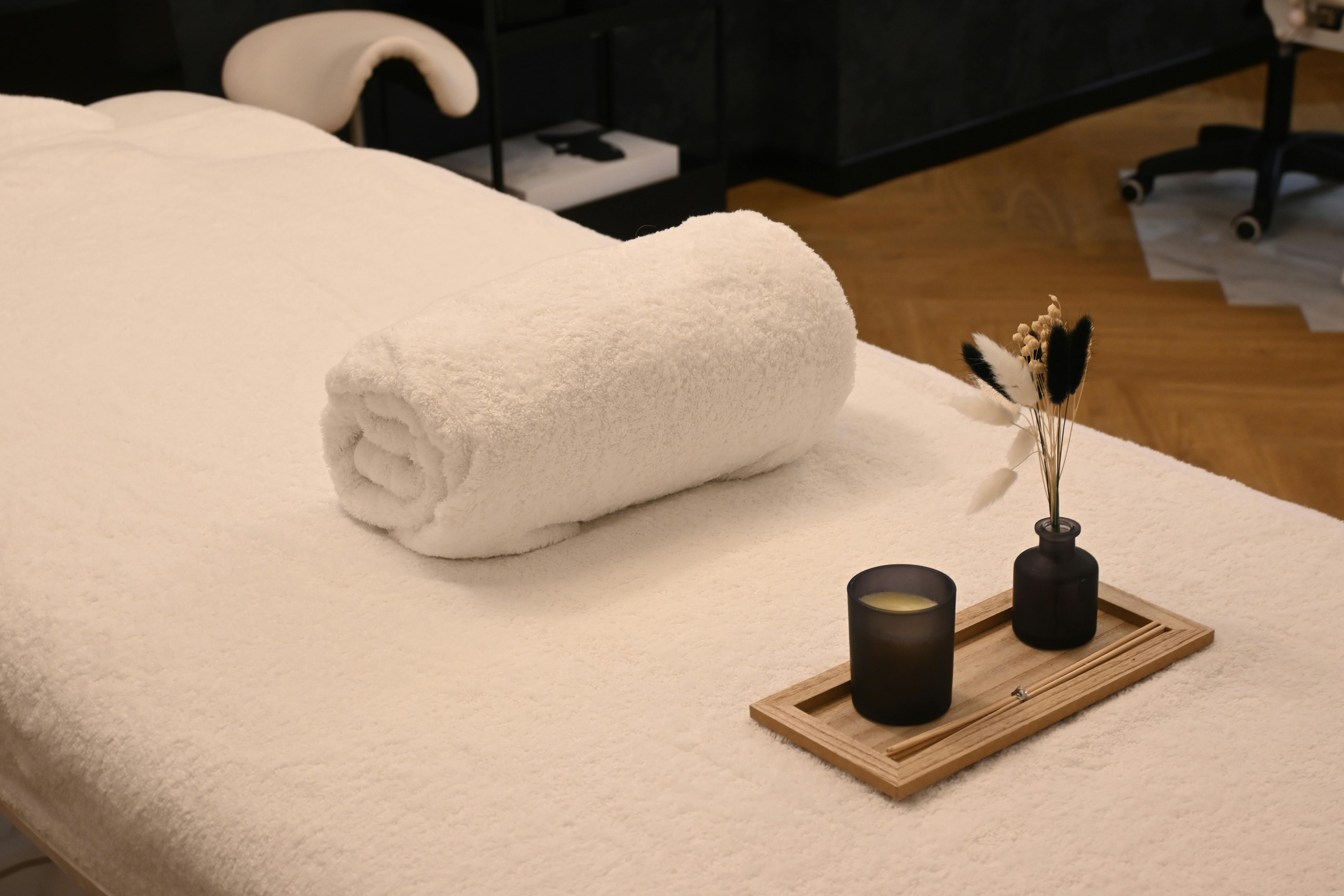 Detalhe de spa com toalhas e elementos de bem-estar