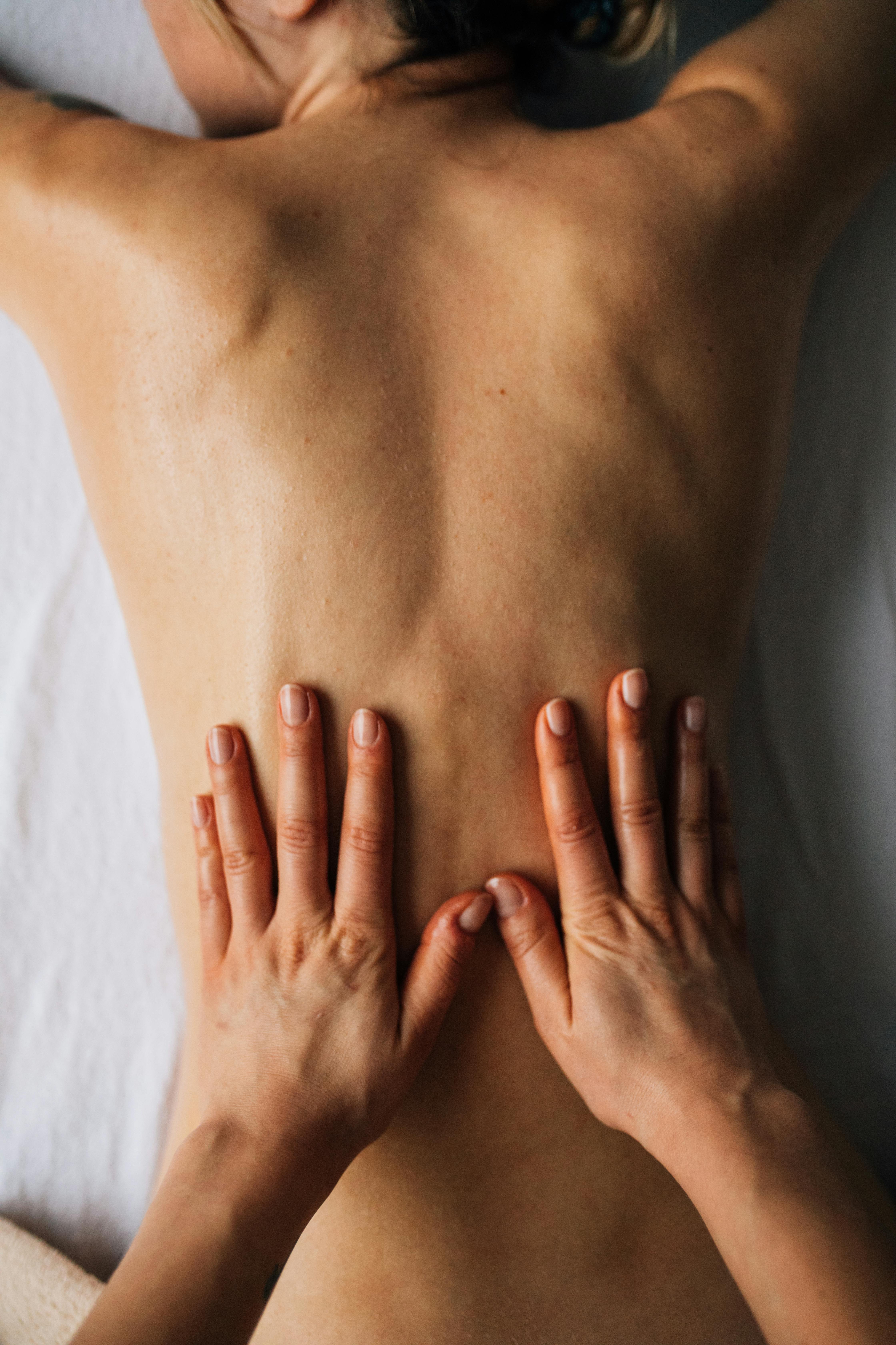 Massagem nas costas em ambiente calmo