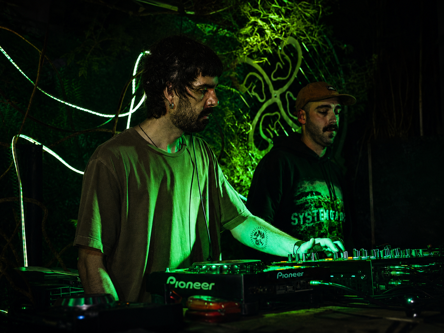 Booth de DJ com luzes neon em festa underground